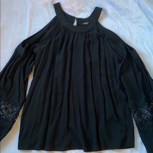 Express blouse with cut out shoulders / detailing